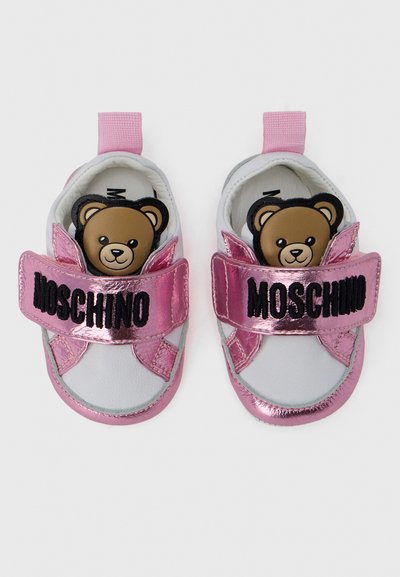 Ροζ συνθετικά παιδικά παπούτσια με σχέδιο αρκούδας, με λουριά Velcro και τη λέξη "Moschino" σε μαύρο στο λουράκι. Ανοιχτό σχέδιο στη μύτη.