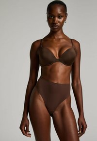 Bra in Braun und hochgeschnittene Unterhose, glattes Material, nahtloses Design, minimaler Hardware-Einsatz und reichhaltige braune Farbe mit matter Oberfläche.