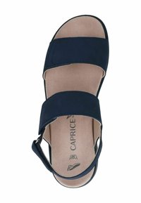 Sandalo blu navale con due fasce larghe, una fascia alla caviglia e una soletta imbottita color beige chiaro. Presenta una superficie liscia e un design minimalista.