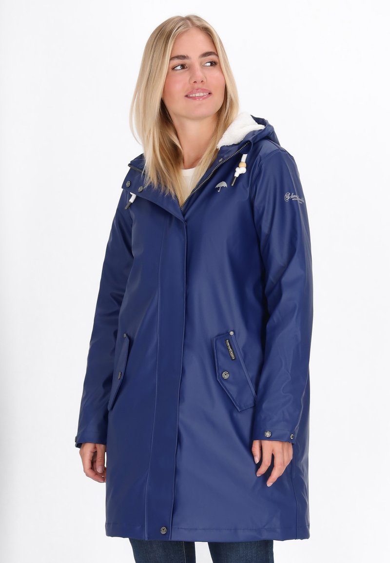 Sārts zilas krāsas ūdensizturīgs mētelis ar kapuci, teksturēta oderes, spiedpogas un divas sānu kabatas. Ar zīmogotu logo uz piedurknes.