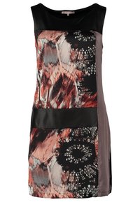 Robe sans manches longueur genou avec motif abstrait rouge, noir et gris, encolure et ceinture noires, et panneaux latéraux gris unis.