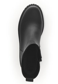 Botín negro de tobillo hecho de cuero liso con punta redondeada, suela de goma texturizada y un tirador en el talón para facilitar el uso.