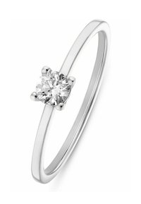 Rund diamant solitær ring sat i et poleret hvidmetal bånd. Båndet er tyndt og slankt, hvilket fremhæver stenens glans.