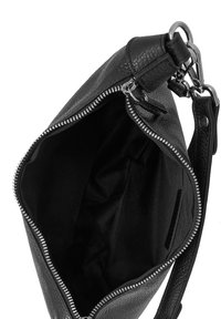 Borsa in pelle nera con esterno texturizzato, chiusura con zip e un ampio interno foderato in tessuto nero. Tracolla regolabile con hardware argentato.