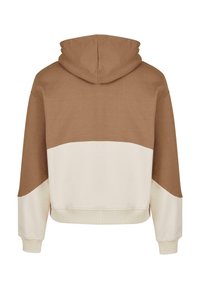 Hettegenser i brun og krem, med et fargeblokkdesign, myk tekstur, ribbede mansjetter og en avslappet passform.