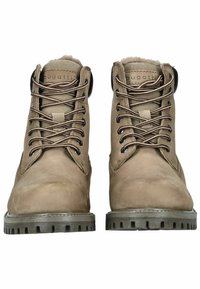 Botas de tobillo de cuero marrón con acentos negros, punteras redondas, ojales de metal y suelas texturizadas. Los cordones son beige y el interior está forrado con material suave.