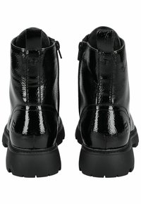 Botines de charol negro con un acabado suave, que cuentan con una cremallera lateral y una suela de goma negra resistente.