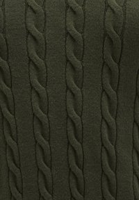 Dunkelgrüner Strickpullover mit einem Kabelstrickmuster und strukturierten Rillen. Weiches Material mit glatter Oberfläche.