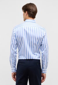 Gestreept shirt met om en om lichtblauwe en witte verticale strepen, gemaakt van gladde stof, met een knoopmanchet en klassieke kraag.