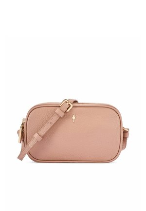 Mała prostokątna torebka na ramię z różowej, cielistej skóry, z złotą klamrą i logo, o fakturowanej powierzchni oraz regulowanym pasku.