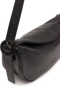 Borsa a tracolla in pelle nera con forma rotonda, superficie testurizzata, pattina piatta e hardware a cerchio per il fissaggio della tracolla regolabile.