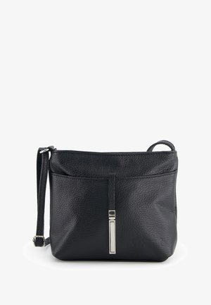 Sort tekstureret læderhåndtaske med justerbar rem, frontlukning og diskret prægning af mærkenavn på en hvid baggrund.