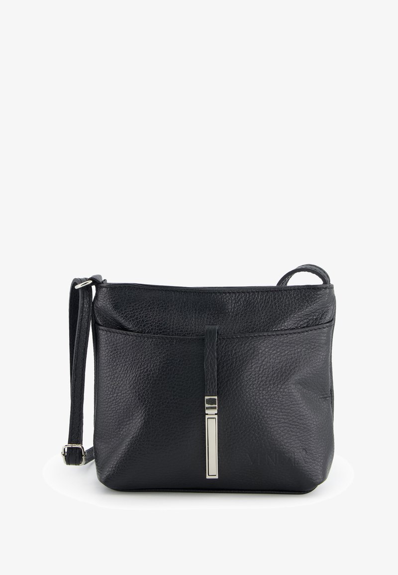 Sort tekstureret læderhåndtaske med justerbar rem, frontlukning og diskret prægning af mærkenavn på en hvid baggrund.