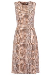 Hame dress tanpa lengan dengan pola geometris dalam nuansa tanah coklat dan putih, dilengkapi dengan bodice yang pas dan desain rok yang melebar.