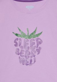 T-shirt violet clair avec un design graphique représentant le sommet d'une fraise verte et le texte "DORS BIEN FRUIT" dans différentes nuances de violet.