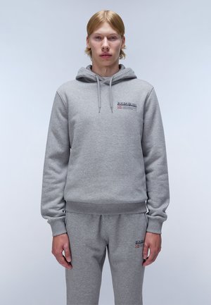 Grå hættetrøje og sweatpants-sæt lavet af blødt bomuldsstof. Har en frontlomme, justerbar snor i hætten og logo-broderi.