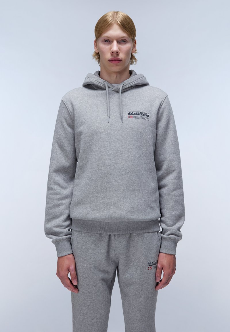 Completo in grigio con felpa e pantaloni della tuta realizzati in morbido cotone. Presenta una tasca frontale, cappuccio con coulisse regolabile e cucitura del logo.