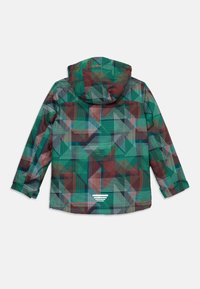 Giacca con cappuccio per bambini a maniche lunghe, caratterizzata da un motivo geometrico nei colori verde, rosso, blu navy e bianco, su uno sfondo bianco uniforme.