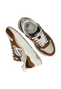 Braune und beige Turnschuhe aus einer Kombination von Wildleder und Mesh-Materialien, mit einem weißen Schnürdesign und Gummisohle. "HUB"-Branding auf der Zunge.