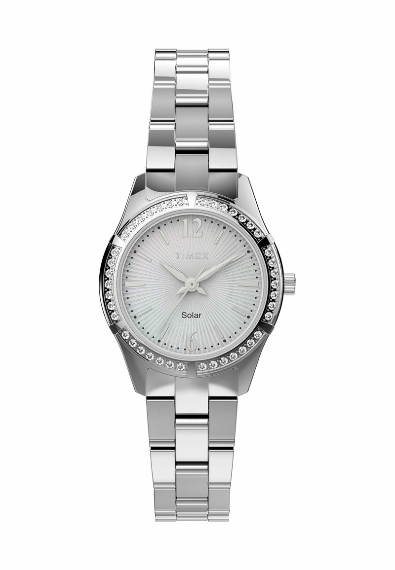 Zilveren roestvrijstalen horloge met een ronde wijzerplaat, parelmoeren dial, kristalaccenten op de bezel en een schakelschakelband ontwerp. Zonne-energie aangedreven.