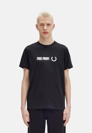 Camiseta de algodón negra con texto blanco "FRED PERRY" y un logo de laurel. Corte estándar con cuello redondo y mangas cortas.