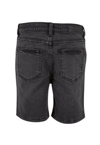 Sorte denimshorts med middels høyde på livet, med to baklommer, rå kant og synlige sømdetaljer.