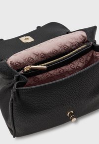 Svart texturerad läderväska med en ljusrosa insida. Har guldfärgad hårdvara, ett zippered fack och en magnetisk stängning.