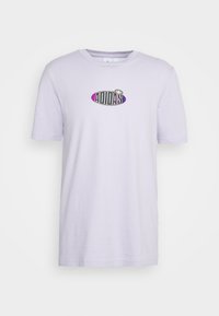 Světle fialové tričko s krátkým rukávem s centrálním logem Adidas v černé, bílé, růžové a fialové oválné pozadí.