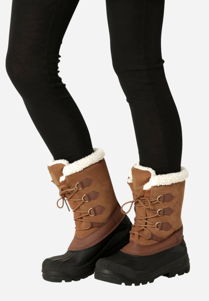 Hnědé zimní boty s kožíškem, svršek z broušené kůže a černá gumová podrážka. Obsahují šněrování v přední části a strukturované detaily.