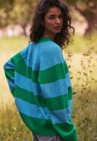Next CREW NECK - Pulover - green blue stripe