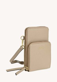 Portefeuille en cuir beige avec une surface texturée, fermeture éclair dorée et une bandoulière amovible. Comportant deux compartiments et une fermeture éclair sécurisée.