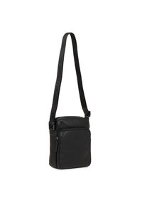 Zwarte leren crossbody tas met een verstelbare strap, voorzien van een voorzak met rits en een gladde textuur. Compact rechthoekig van vorm.