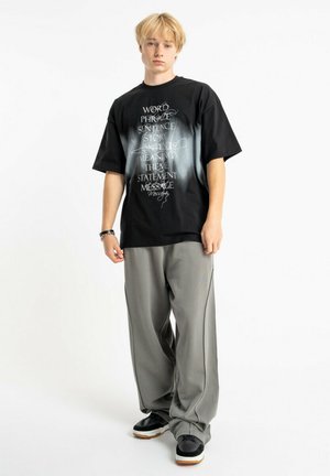 - T-shirt z nadrukiem