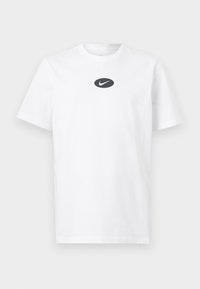 Λευκό κοντομάνικο t-shirt με στρογγυλή λαιμόκοψη, με μαύρο οβάλ και λευκό λογότυπο Nike Swoosh στο κέντρο του στήθους.