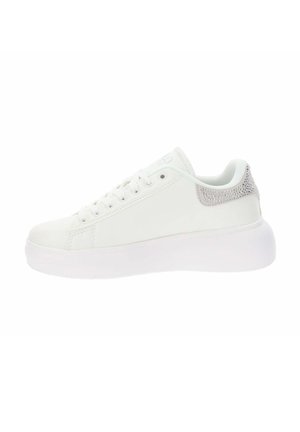 Sneaker bianco con tomaia in pelle liscia, tallone accentato in argento, lacci piatti e suola bianca spessa. Dettaglio testurizzato sul tallone.