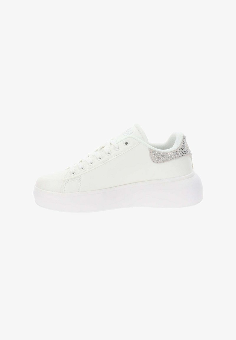 Baskets blanches avec une tige en cuir lisse, un talon accentué en argent, des lacets plats et une semelle épaisse blanche. Détail texturé au niveau du talon.