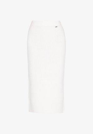 Knielange, ribbelige witte rok met een aansluitende taille. Gemaakt van zacht, rekbaar stof. Bevat een klein metallic logoaccent nabij de tailleband.