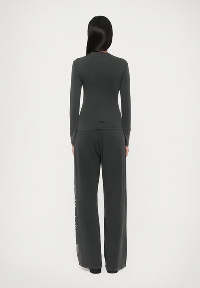 032c HARDCORE WELLNESS TIGHT LONGSLEEVE - Top s dlhým rukávom - black