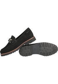 Zwarte suède loafers met zilveren hardwaredetails, voorzien van een robuuste rubberen zool en een contrasterende tan trim langs de basis.