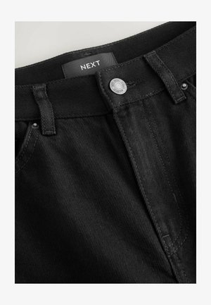 Črne jeans hlače z gumbom za zapiranje, zankami za pas in tonom šivanja. Oznaka "NEXT" vidna na pasu. Tekstura se zdi trdna.