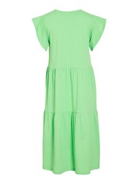 Zielona, krótka sukienka z falbanami, uszyta z miękkiego materiału, z okrągłym dekoltem i falbaniastymi rękawami, charakteryzująca się luźnym krojem i gładką teksturą.
