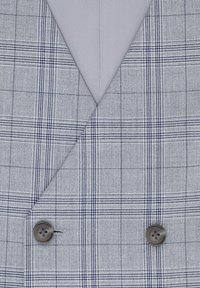 Dwurzędowa marynarka w jasnoszarym kolorze z wzorem w kratkę. Posiada gładki szary klap i okrągły szary guzik do zapięcia.