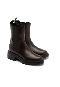 Brązowe skórzane botki do kostki z elastycznymi panelami bocznymi, teksturowaną powierzchnią, okrągłym noskiem i masywną gumową podeszwą. Posiadają uchwyt ułatwiający zakładanie.