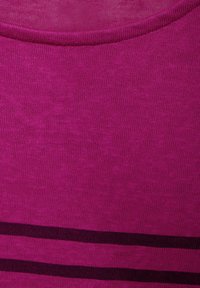 Magenta neulontakangas, jossa on pyöreä pääntie, sileä rakenne ja tumman violetit vaakaraidat alaosassa.