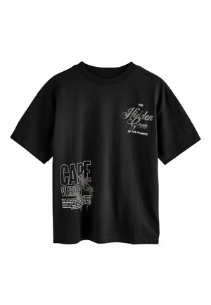 Sort T-shirt med korte ærmer med teksten "The Hidden Gem of the Atlantic" og "Cape Verde" samt palmetræs-grafik på fronten.