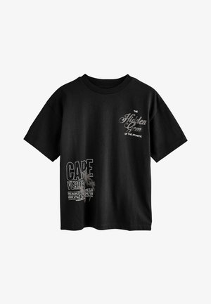 T-shirt noir à manches courtes avec le texte « The Hidden Gem of the Atlantic » et « Cape Verde » ainsi que des motifs de palmiers sur le devant.
