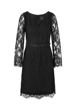 Schwarzes Spitzenkleid mit langen, durchsichtigen Spitzenärmeln, V-Ausschnitt und taillierter Taille. Enthält einen passender Gürtel und ein gewellter Saum.