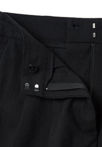 PIOMBO BERMUDA WITH DARTS - Shorts - black