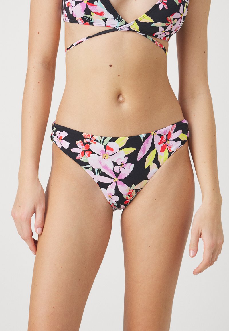 Črni cvetlični bikini z zgornjim delom V-izreza s twisted detajli in ujemajočimi se visokimi hlačkami, okrašenimi s pisanimi cvetličnimi vzorci.