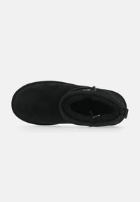 Zwarte suede enkelboot met een ronde neus, zachte binnenvoering en zijritssluiting. Heeft een snug fit en een gestructureerde zool.